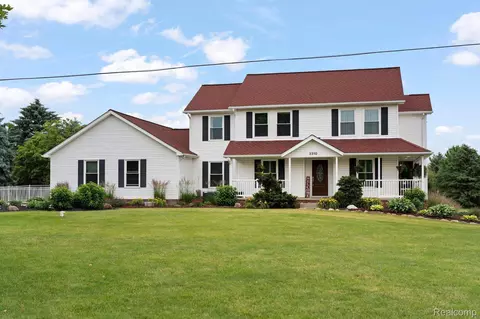 3310 Middle Rd, Highland, MI 48357
