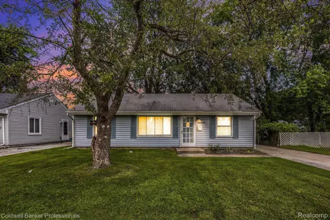 26094 Arlington St, Roseville, MI 48066