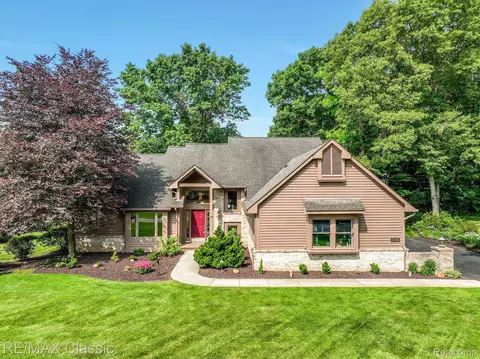9132 Silver Pine Dr, Green Oak, MI 48178
