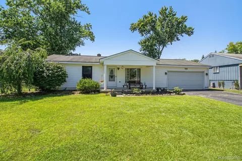 2665 Los Angeles Dr, Wolverine Lake, MI 48390