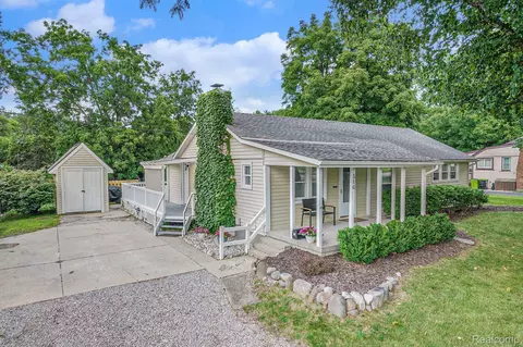 516 North Rd, Fenton, MI 48430