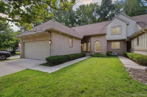 2736 Maple Forest Dr, Wixom, MI 48393