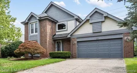 213 Sandalwood Dr, Rochester Hills, MI 48307