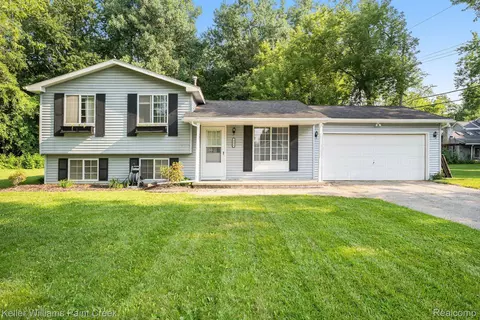 4490 Dickerson Ave, Waterford, MI 48328