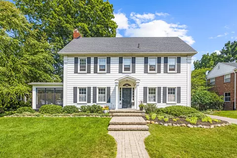 6 Kenberton Dr, Pleasant Ridge, MI 48069