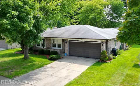 39146 Pinebrook Dr, Sterling Heights, MI 48310
