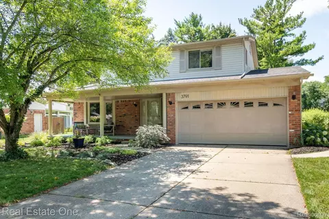 3791 Nash Dr, Troy, MI 48083