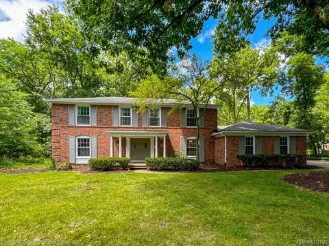 5679 Hunters Gate, Troy, MI 48098