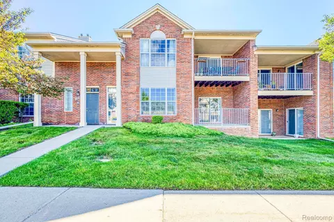 1828 Flagstone Cir, Rochester, MI 48307
