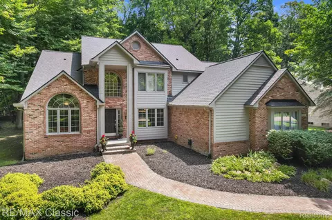 6200 Turnberry Dr, Commerce, MI 48382