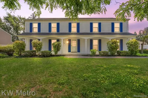 5093 Forestdale Dr, West Bloomfield, MI 48322