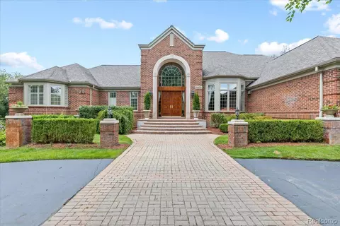 1490 Highpoint Dr, Rochester, MI 48306