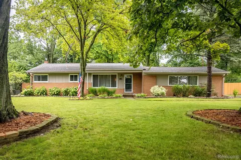 28484 Thorny Brae Rd, Farmington Hills, MI 48331