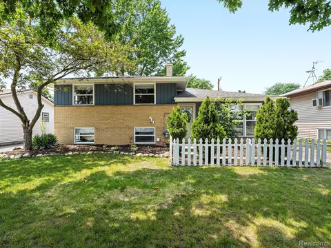 1108 S Carlson St, Westland, MI 48186