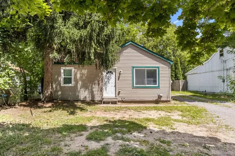 3052 Joslyn Rd, Auburn Hills, MI 48326