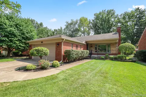 1175 Anita Ave, Grosse Pointe Woods, MI 48236