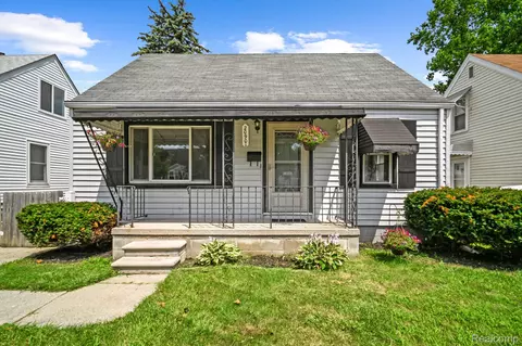 20901 Bon Heur St, Saint Clair Shores, MI 48081