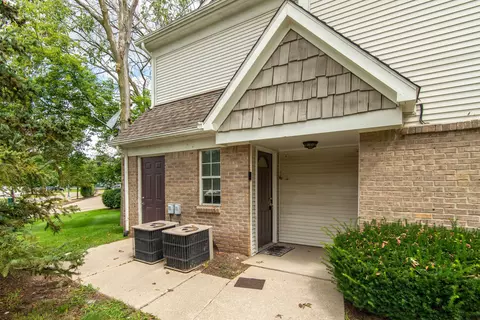 221 Oakbrooke Dr #5, South Lyon, MI 48178