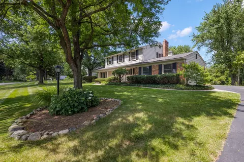 2210 Hunt Club Dr, Bloomfield Hills, MI 48304