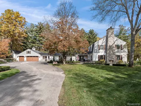 2326 W Buell Rd, Oakland, MI 48363