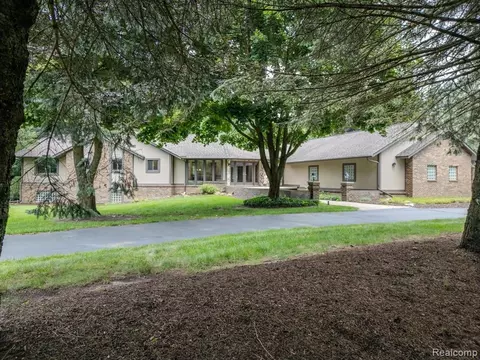9414 Thornhill Dr, Clarkston, MI 48348