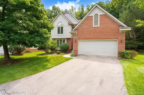 30638 Maplewood Cir, Farmington Hills, MI 48331