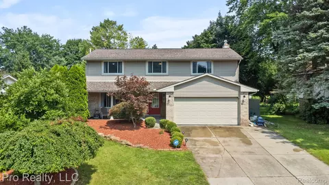 4160 Ironside Dr, Waterford, MI 48329