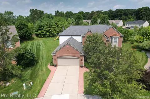 607 Bliss Dr, Rochester Hills, MI 48307
