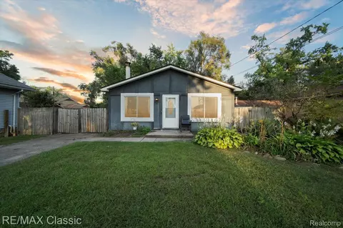 104 Danforth St, White Lake, MI 48386