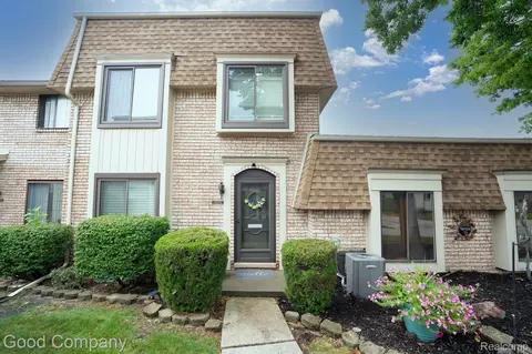 29223 Yorkshire Ln, Warren, MI 48088