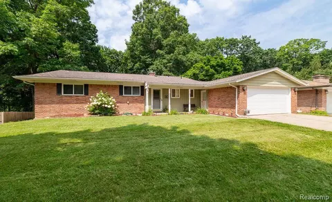 2165 Fortress Dr, Waterford, MI 48329
