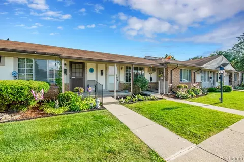 25109 Franklin Ter, South Lyon, MI 48178