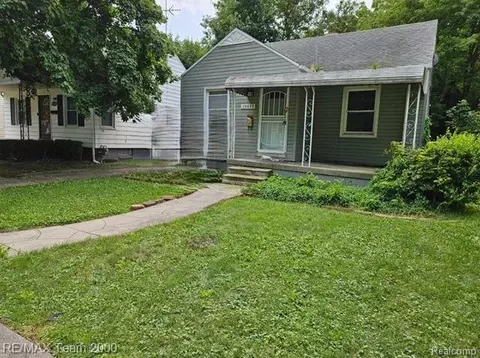 19644 Kenosha St, Harper Woods, MI 48225