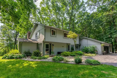 3833 Green Hills Dr, Pinckney, MI 48169