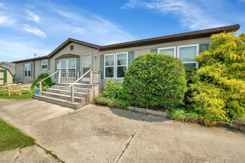 33253 Fern Ct, Lenox, MI 48048
