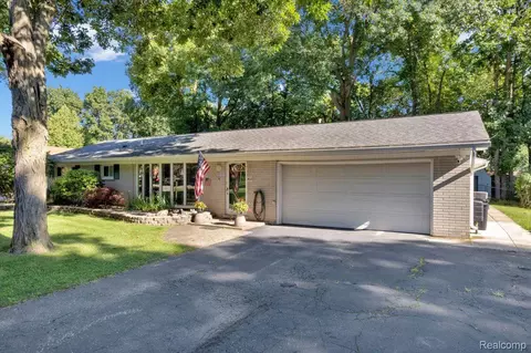 457 E Hurst Dr, Troy, MI 48085
