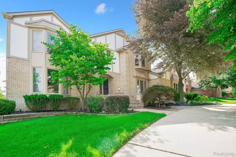 1819 White Water Dr, Rochester Hills, MI 48309