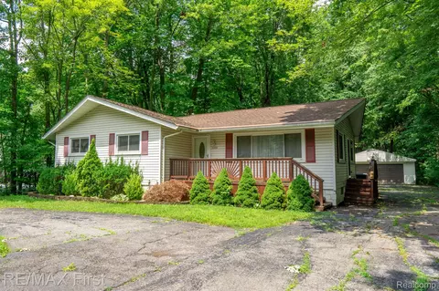 22437 Glenwood St, Clinton Township, MI 48035