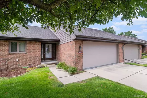 16110 Meadows Dr, Macomb, MI 48044
