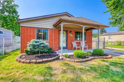 19640 Lakeworth St, Roseville, MI 48066
