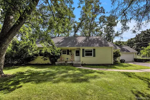 305 Oaklane Dr, Rochester Hills, MI 48306