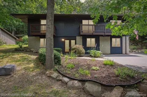 6884 Deerhill Dr, Clarkston, MI 48346