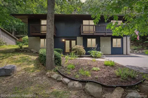 6884 Deerhill Dr, Independence, MI 48346