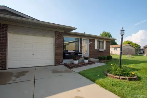 28538 Dino Cir, Chesterfield, MI 48047