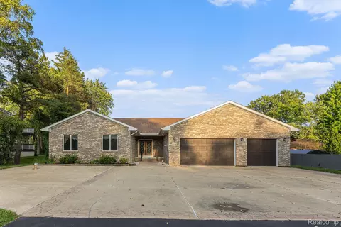 1335 Butcher Rd, Fenton, MI 48430
