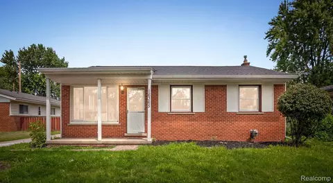 16365 Kennedy St, Roseville, MI 48066