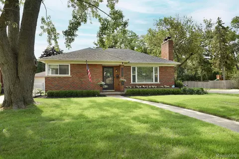2831 Bembridge Rd, Royal Oak, MI 48073