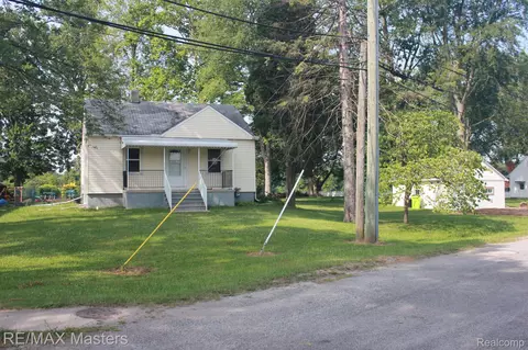 26809 James Ave, Flat Rock, MI 48134