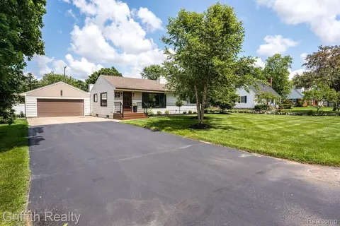 7925 State St, Genoa, MI 48116