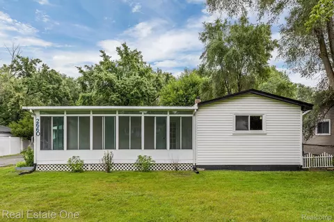 2660 Frembes Rd, Waterford, MI 48329